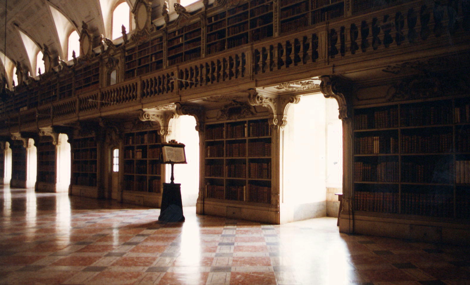 マフラ修道院図書室