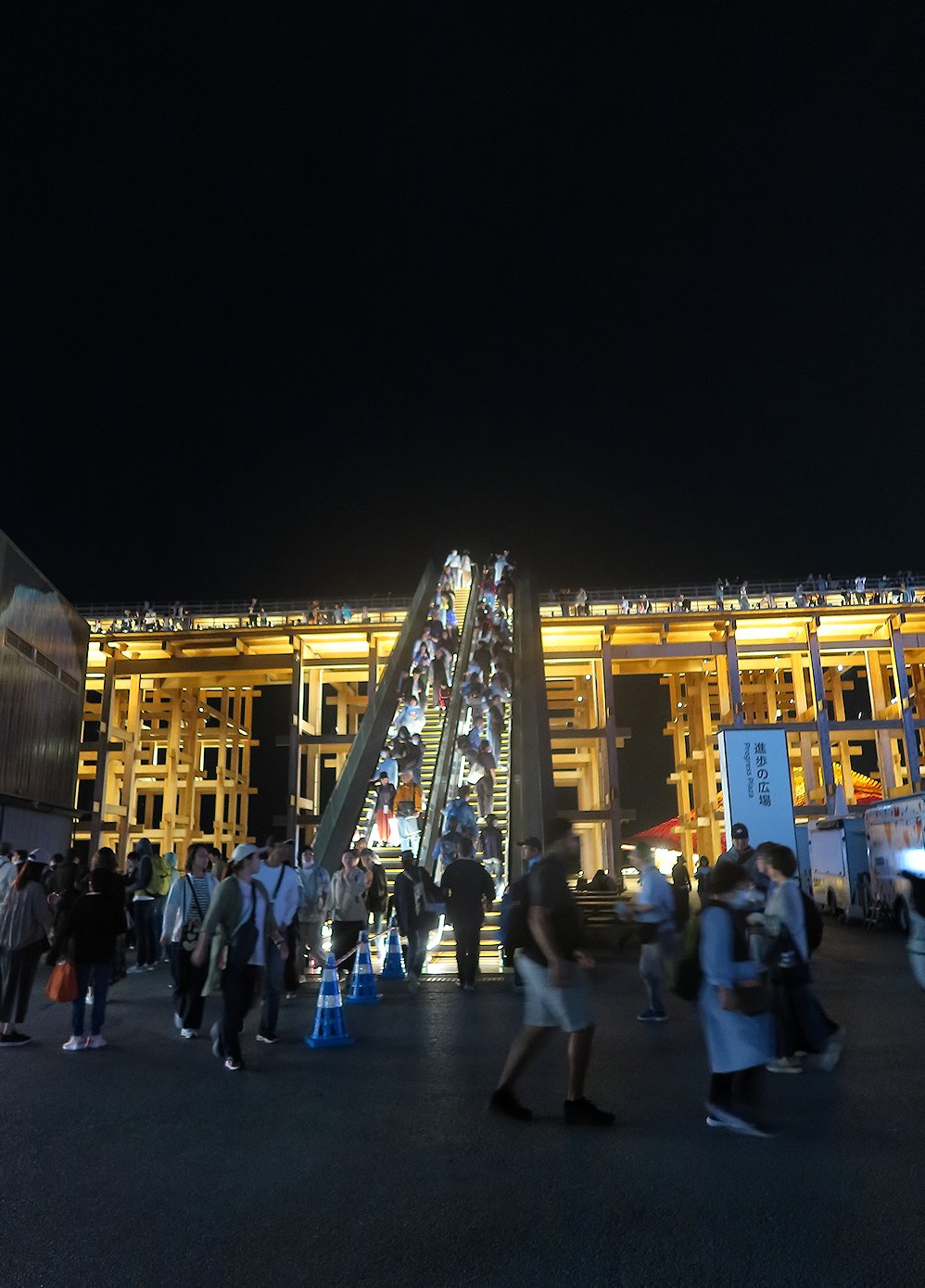 �剮�������O�̃G�X�J���[�^�[